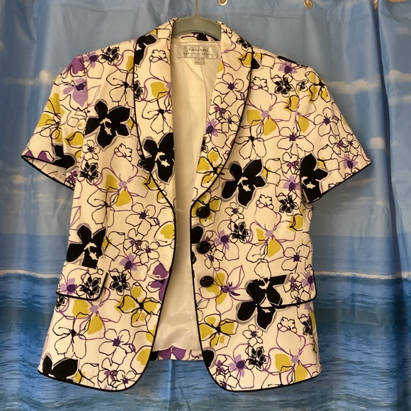 Tahari excellent shape short sleeve jacket. - Picture 3 of 5